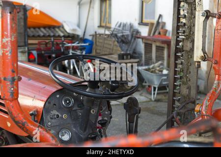 vue dans le cockpit de l'ancien tracteur rouge avec grand volant Banque D'Images