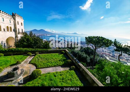 Vue panoramique de la ville de Naples Naples avec le célèbre Vésuve en arrière-plan depuis le monastère de Certosa di San Martino, Campanie, Italie Banque D'Images