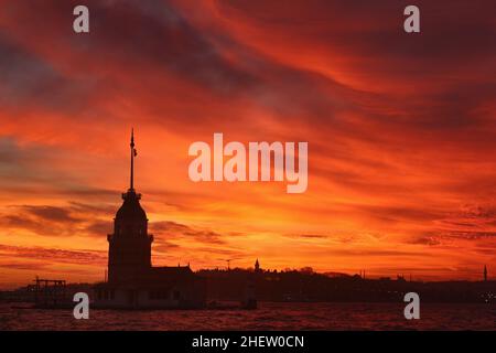 Vue sur la Tour de la Maiden dans la ville d'Istanbul en Turquie.Tour historique et coucher de soleil parfait sur le Bosphore. Banque D'Images