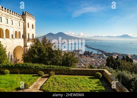 Vue panoramique de la ville de Naples Naples avec le célèbre Vésuve en arrière-plan depuis le monastère de Certosa di San Martino, Campanie, Italie Banque D'Images