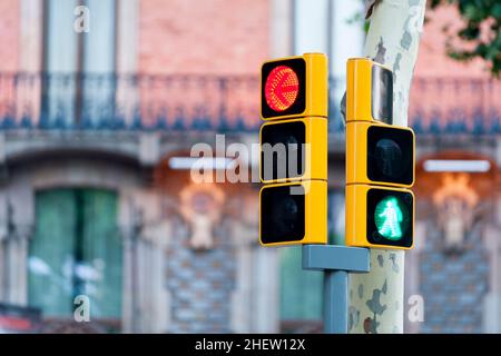 Feu de circulation rouge avec une flèche qui stoppe le trafic en tournant à gauche avec un petit homme vert illuminé. Indiquant qu'il est sécuritaire pour les piétons Banque D'Images