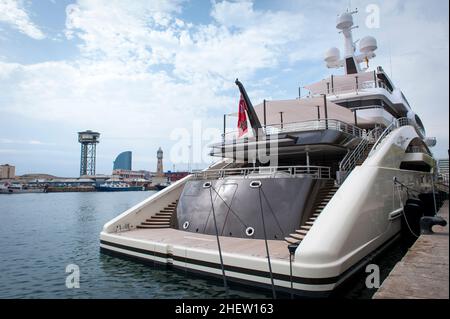 Vue de la poupe d'un grand yacht de luxe amarré au quai dans un port marin Banque D'Images