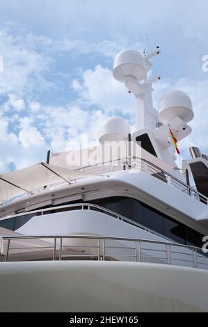 Vue à angle bas sur la poupe de l'équipement de navigation sur un grand yacht de luxe Banque D'Images