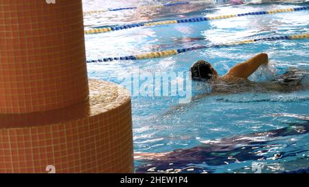 Homme natation dans la piscine.Mettre en forme les jeunes hommes entraînement de nageur dans la piscine.Jeune homme nageant sur la plage dans une piscine.Jeune athlète freestyle Banque D'Images
