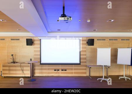 réflexions bleues du vidéoprojecteur dans la salle de conférence en bois Banque D'Images