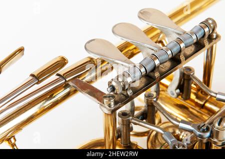 valves en forme de trompette argentée en vue détaillée sur fond blanc Banque D'Images