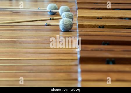 musique de bois xylophon avec des bâtons couchés dessus Banque D'Images