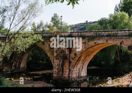 Pont médiéval de San Pablo sur la rivière Arlanza à Covarrubias, Burgos, Castilla y León, Espagne. Banque D'Images