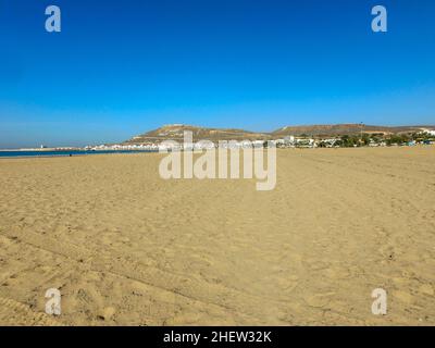 Photo de plage prise à Agadir au Maroc en arrière-plan vous pouvez voir le monument dans la colline connue localement sous le nom d'Agadir Oufella en été. Banque D'Images