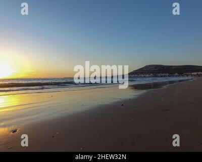 Photo de plage prise à Agadir au Maroc en arrière-plan vous pouvez voir le monument dans la colline connue localement sous le nom d'Agadir Oufella en été. Banque D'Images