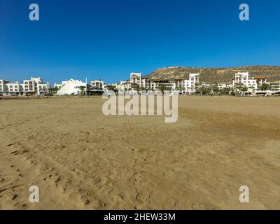 Photo de plage prise à Agadir au Maroc en arrière-plan vous pouvez voir le monument dans la colline connue localement sous le nom d'Agadir Oufella en été. Banque D'Images