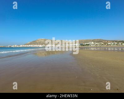 Photo de plage prise à Agadir au Maroc en arrière-plan vous pouvez voir le monument dans la colline connue localement sous le nom d'Agadir Oufella en été. Banque D'Images