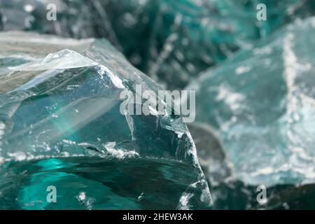 Grand morceau de scories de roche en verre turquoise pour la décoration de jardin.Vue du dessus du verre dans la nature, texture plein cadre Banque D'Images