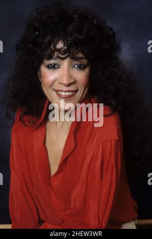 **PHOTO DE FICHIER** Ronnie Spector est décédé.Ronnie Spector photographié à Philadelphie, en Pennsylvanie, en 1984.Crédit : Scott Weiner/MediaPunch Banque D'Images