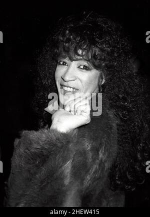 **PHOTO DE FICHIER** Ronnie Spector est décédé.Ronnie Spector quitte le NBC Building à New York.Septembre 1984 crédit : Walter McBride/MediaPunch Banque D'Images