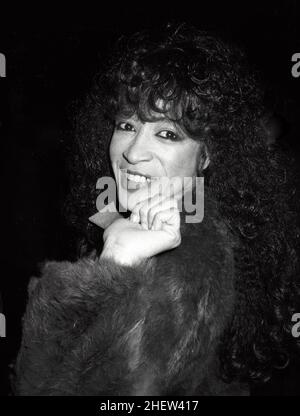 **PHOTO DE FICHIER** Ronnie Spector est décédé.Ronnie Spector quitte le NBC Building à New York.Septembre 1984 crédit : Walter McBride/MediaPunch Banque D'Images