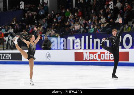 Tallinn, Estonie.Le 12 janvier 2022, Aleksandra BOUKOVA et Dmitrii KOZLOVSKII (RUS), au cours du programme paires courtes, aux Championnats européens de patinage artistique 2022 de l'UIP, à la patinoire de Tondiaraba, le 12 janvier 2022 à Tallinn, Estonie.Credit: Raniero Corbelletti/AFLO/Alay Live News Banque D'Images