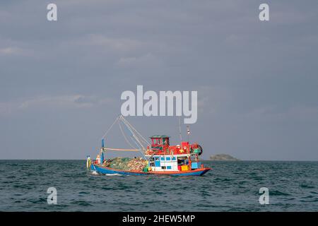 bateau de pêche local en bois à l'océan en Thaïlande Banque D'Images