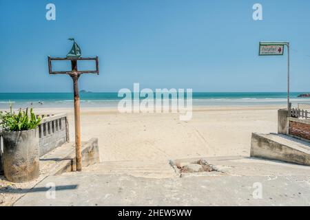 Entrée à la plage de Khao Tao à Khao Tao au sud de Hua Hin, province de Prachuap Khiri Khan, Thaïlande Banque D'Images