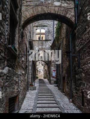 Allée pittoresque dans la ville médiévale de Narni, région de l'Ombrie, Italie Banque D'Images