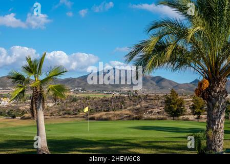 Vert et drapeau d'un trou sur le terrain de golf de Camposol, région de Murcia, Costa Calida, Espagne.Camposol est une ville populaire avec les anciens pats britanniques Banque D'Images