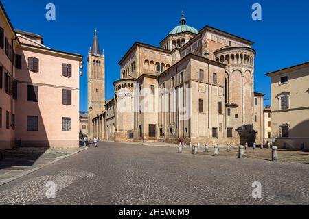 Vue arrière de la cathédrale de Parme, le point de repère le plus emblématique du centre historique de Parme, Émilie-Romagne, Italie Banque D'Images