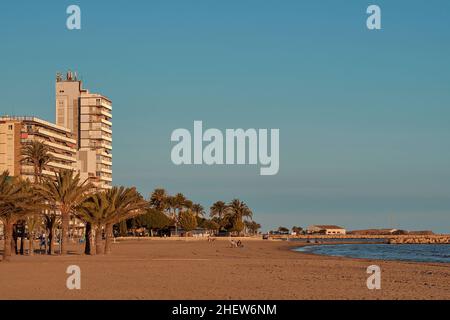 Des palmiers et des gens sur la plage de Levante dans la ville côtière de Santa Pola, Costa Blanca, province d'Alicante, Espagne, Europe Banque D'Images