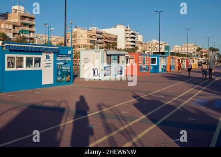 De nombreuses cabines vendent des billets pour le voyage en bateau à l'île de Tabarca, sur la promenade de la ville de Santa Pola dans la province d'Alicante, Espagne, Europe Banque D'Images