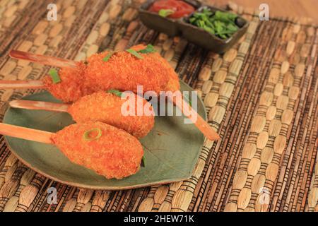 Gros plan poulet Sempol, cuisine indonésienne.Sempol est un snack à base de farine de tapioca et de poulet, servi avec du bâton pour le snack de l'école élémentaire Banque D'Images