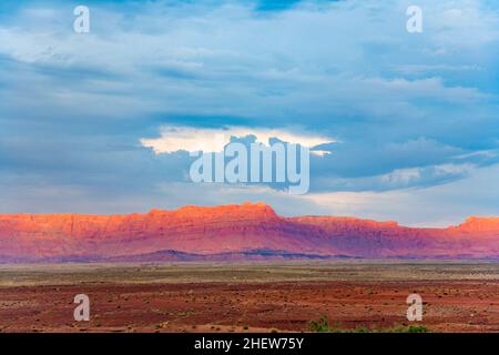 Falaises écologiques au coucher du soleil près du Grand Canyon avec un paysage de nuages spectaculaire Banque D'Images