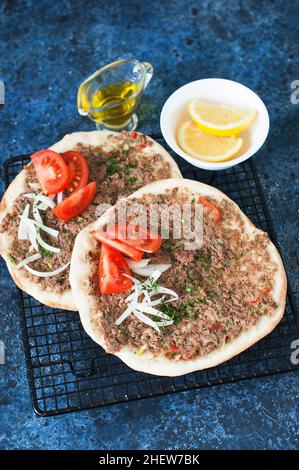 Lahmacun cuisine traditionnelle turque, pain plat avec viande hachée et épices. Généralement servi avec beaucoup de tomates vertes citron et ayran. Banque D'Images