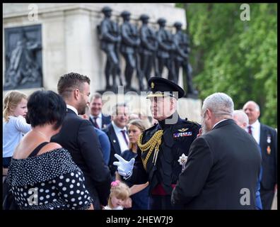 FileImage ©sous licence de Parsons Media.Le prince Andrew doit faire face à une affaire civile aux États-Unis.Il a été rapporté que le Prince Andrew serait confronté à une affaire civile aux États-Unis suite à des allégations d'agression sexuelle d'une femme à l'âge de 17 ans.Virginia Giuffre poursuit le prince, prétendant qu'il l'a abusée en 2001.HRH le prince Andrew, le duc de York, parle avec les Grenadiers et leurs familles au Guards Memorial sur les Horse Guards de Londres.Le duc a également assisté au Grenadier Guards Regimental Remembrance Service.Photo par photo par Pete Maclaine / Parsons Media Banque D'Images