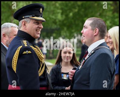 FileImage ©sous licence de Parsons Media.Le prince Andrew doit faire face à une affaire civile aux États-Unis.Il a été rapporté que le Prince Andrew serait confronté à une affaire civile aux États-Unis suite à des allégations d'agression sexuelle d'une femme à l'âge de 17 ans.Virginia Giuffre poursuit le prince, prétendant qu'il l'a abusée en 2001.HRH le prince Andrew, le duc de York, parle avec les Grenadiers et leurs familles au Guards Memorial sur les Horse Guards de Londres.Le duc a également assisté au Grenadier Guards Regimental Remembrance Service.Photo par photo par Pete Maclaine / Parsons Media Banque D'Images