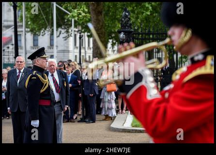 FileImage ©sous licence de Parsons Media.Le prince Andrew doit faire face à une affaire civile aux États-Unis.Il a été rapporté que le Prince Andrew serait confronté à une affaire civile aux États-Unis suite à des allégations d'agression sexuelle d'une femme à l'âge de 17 ans.Virginia Giuffre poursuit le prince, prétendant qu'il l'a abusée en 2001.HRH le prince Andrew, le duc de York, parle avec les Grenadiers et leurs familles au Guards Memorial sur les Horse Guards de Londres.Le duc a également assisté au Grenadier Guards Regimental Remembrance Service.Photo par photo par Pete Maclaine / Parsons Media Banque D'Images