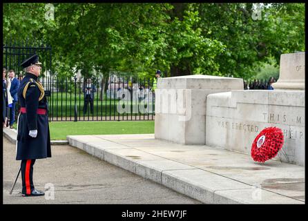 FileImage ©sous licence de Parsons Media.Le prince Andrew doit faire face à une affaire civile aux États-Unis.Il a été rapporté que le Prince Andrew serait confronté à une affaire civile aux États-Unis suite à des allégations d'agression sexuelle d'une femme à l'âge de 17 ans.Virginia Giuffre poursuit le prince, prétendant qu'il l'a abusée en 2001.HRH le prince Andrew, le duc de York, parle avec les Grenadiers et leurs familles au Guards Memorial sur les Horse Guards de Londres.Le duc a également assisté au Grenadier Guards Regimental Remembrance Service.Photo par photo par Pete Maclaine / Parsons Media Banque D'Images