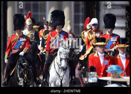 FileImage ©sous licence de Parsons Media.Le prince Andrew doit faire face à une affaire civile aux États-Unis.Il a été rapporté que le Prince Andrew serait confronté à une affaire civile aux États-Unis suite à des allégations d'agression sexuelle d'une femme à l'âge de 17 ans.Virginia Giuffre poursuit le prince, prétendant qu'il l'a abusée en 2001.Image ©sous licence de Parsons Media.09/06/2018.Londres, Royaume-Uni.Trooping la couleur.Le prince Charles, le prince de Galles, le prince William, le duc de Cambridge et le duc de York, le prince Andrew, accompagné de membres de la famille royale, se joignent à la reine Elizabeth II.Plus Banque D'Images