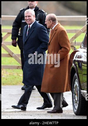 Image ©sous licence de Parsons Media.24/12/2017.Sandringham, Royaume-Uni.La Reine assiste à l'église.Le Prince Andrew et son père le duc d'Édimbourg se joignent à la Reine Elizabeth II au service de l'Église de la veille de Noël à l'église Sainte-Marie-Madeleine, Sandringham, Norfolk.Photo par Andrew Parsons / Parsons Media Banque D'Images