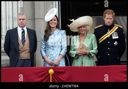 FileImage ©sous licence de Parsons Media.Le prince Andrew doit faire face à une affaire civile aux États-Unis.Il a été rapporté que le Prince Andrew serait confronté à une affaire civile aux États-Unis suite à des allégations d'agression sexuelle d'une femme à l'âge de 17 ans.Virginia Giuffre poursuit le prince, prétendant qu'il l'a abusée en 2001.Image ©sous licence de Parsons Media.13/06/2015.Londres, Royaume-Uni.HM la Reine est rejointe par des membres de la famille royale à Buckingham Palace pour Trooping The Color.Photo par Andrew Parsons / Parsons Media photo par Andrew Parsons / Parsons Media Banque D'Images