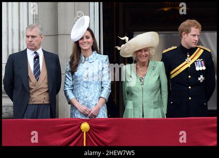 FileImage ©sous licence de Parsons Media.Le prince Andrew doit faire face à une affaire civile aux États-Unis.Il a été rapporté que le Prince Andrew serait confronté à une affaire civile aux États-Unis suite à des allégations d'agression sexuelle d'une femme à l'âge de 17 ans.Virginia Giuffre poursuit le prince, prétendant qu'il l'a abusée en 2001.Image ©sous licence de Parsons Media.13/06/2015.Londres, Royaume-Uni.HM la Reine est rejointe par des membres de la famille royale à Buckingham Palace pour Trooping The Color.Photo par Andrew Parsons / Parsons Media photo par Andrew Parsons / Parsons Media Banque D'Images