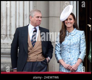 FileImage ©sous licence de Parsons Media.Le prince Andrew doit faire face à une affaire civile aux États-Unis.Il a été rapporté que le Prince Andrew serait confronté à une affaire civile aux États-Unis suite à des allégations d'agression sexuelle d'une femme à l'âge de 17 ans.Virginia Giuffre poursuit le prince, prétendant qu'il l'a abusée en 2001.Image ©sous licence de Parsons Media.13/06/2015.Londres, Royaume-Uni.HM la Reine est rejointe par des membres de la famille royale à Buckingham Palace pour Trooping The Color.Photo par Andrew Parsons / Parsons Media photo par Andrew Parsons / Parsons Media Banque D'Images