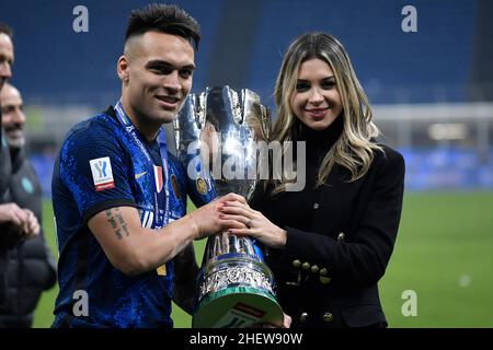 Milan, Italie.13th janvier 2022.Lautaro Martinez du FC Internazionale et son épouse célèbrent avec le trophée à la fin de la finale de la super coupe italienne entre le FC Internazionale et le FC Juventus au stade San Siro de Milan (Italie), le 12th janvier 2022.Photo Andrea Staccioli/Insidefoto crédit: Insidefoto srl/Alamy Live News Banque D'Images