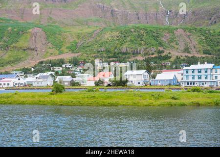 Ville de Seydisfjordur dans l'est de l'Islande un jour d'été Banque D'Images