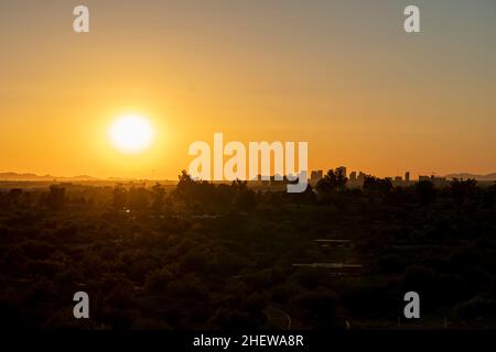 Vue sur le coucher du soleil à Phoenix depuis le parc Papago à Phoenix, Arizona Banque D'Images
