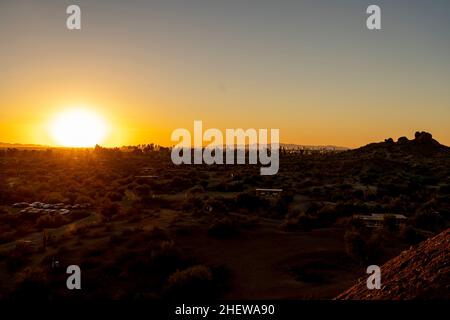 Vue sur le coucher du soleil à Phoenix depuis le parc Papago à Phoenix, Arizona Banque D'Images