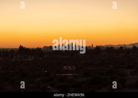 Vue sur le coucher du soleil à Phoenix depuis le parc Papago à Phoenix, Arizona Banque D'Images