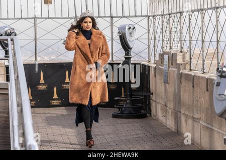 New York, États-Unis.12th janvier 2022.Miss Universe Harnaaz Sandhu de l'Inde portant la robe de Halston visite l'observatoire de l'Empire State Building.Elle résidera dans la ville pendant un an dans le cadre de son devoir de Miss Univers.(Photo de Lev Radin/Pacific Press) crédit: Pacific Press Media production Corp./Alay Live News Banque D'Images