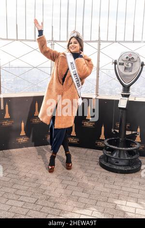 New York, États-Unis.12th janvier 2022.Miss Universe Harnaaz Sandhu de l'Inde portant la robe de Halston visite l'observatoire de l'Empire State Building.Elle résidera dans la ville pendant un an dans le cadre de son devoir de Miss Univers.(Photo de Lev Radin/Pacific Press) crédit: Pacific Press Media production Corp./Alay Live News Banque D'Images