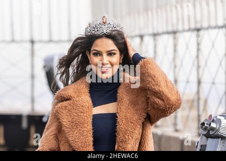 New York, États-Unis.12th janvier 2022.Miss Universe Harnaaz Sandhu de l'Inde portant la robe de Halston visite l'observatoire de l'Empire State Building.Elle résidera dans la ville pendant un an dans le cadre de son devoir de Miss Univers.(Photo de Lev Radin/Pacific Press) crédit: Pacific Press Media production Corp./Alay Live News Banque D'Images