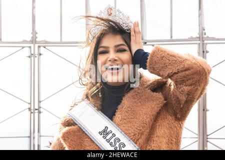 New York, États-Unis.12th janvier 2022.Miss Universe Harnaaz Sandhu de l'Inde portant la robe de Halston visite l'observatoire de l'Empire State Building.Elle résidera dans la ville pendant un an dans le cadre de son devoir de Miss Univers.(Photo de Lev Radin/Pacific Press) crédit: Pacific Press Media production Corp./Alay Live News Banque D'Images