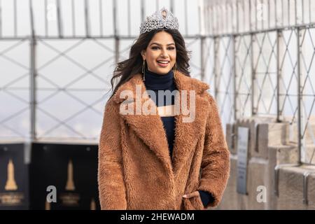 New York, États-Unis.12th janvier 2022.Miss Universe Harnaaz Sandhu de l'Inde portant la robe de Halston visite l'observatoire de l'Empire State Building.Elle résidera dans la ville pendant un an dans le cadre de son devoir de Miss Univers.(Photo de Lev Radin/Pacific Press) crédit: Pacific Press Media production Corp./Alay Live News Banque D'Images